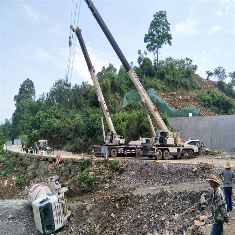 中江汽车掉沟里叫吊车救援要多少钱